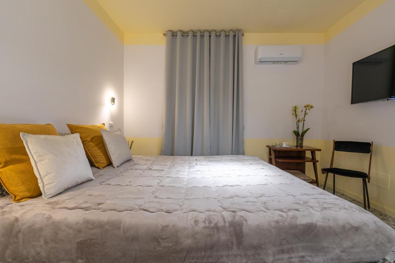 Teatro Toledo 272 Bed & Breakfast Наполи Екстериор снимка