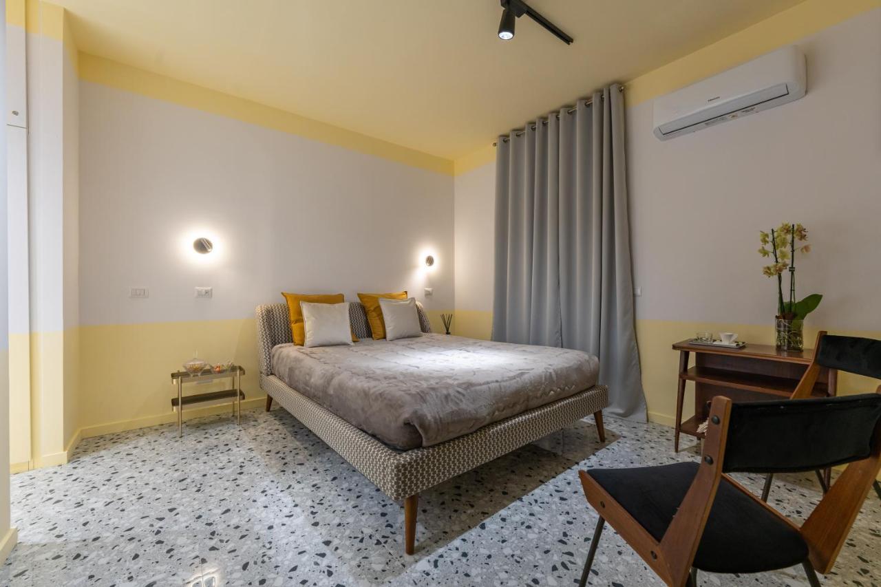 Teatro Toledo 272 Bed & Breakfast Наполи Екстериор снимка