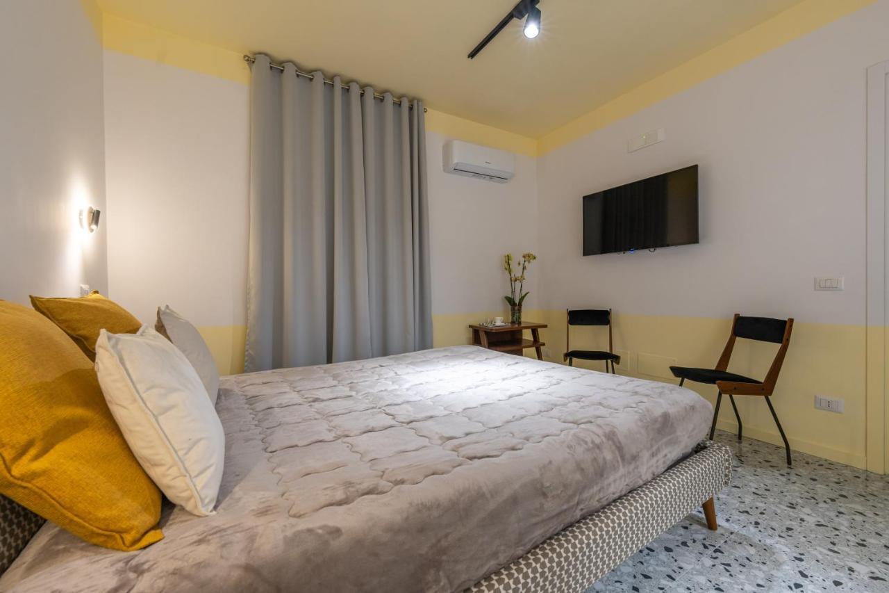 Teatro Toledo 272 Bed & Breakfast Наполи Екстериор снимка